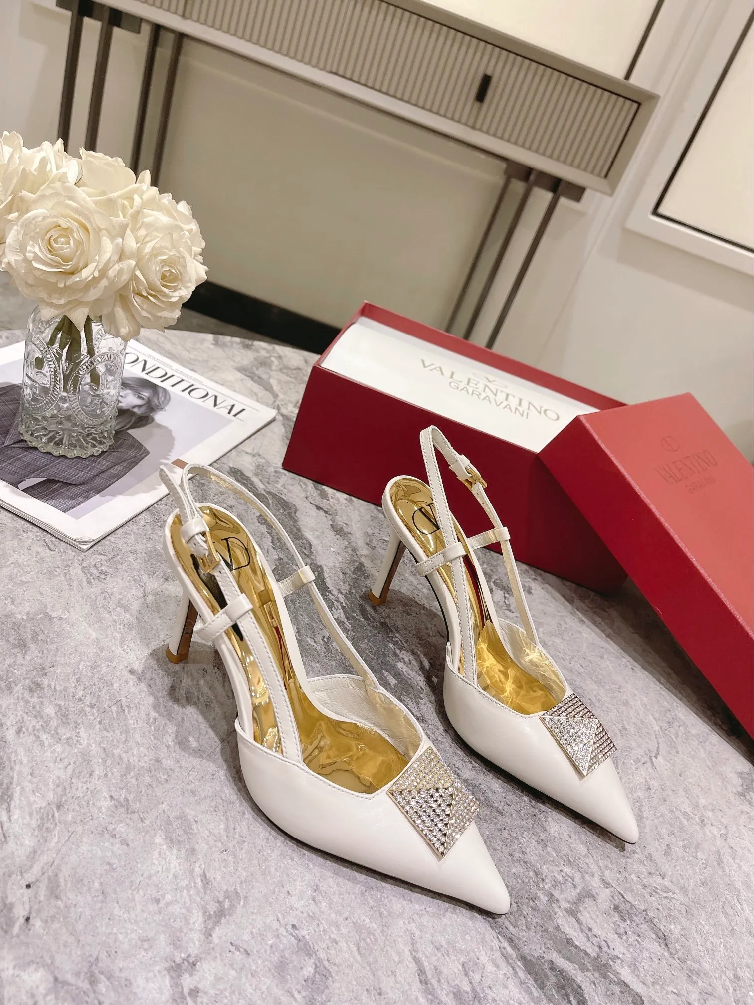 👟👟Ex-factory price 400👟👟 Genuine leather sole +40 Top version 𝑉𝐴𝐿𝐸𝑁𝑇𝐼𝑁𝑂 Valentino new autumn and winter women's back hollow sandals. The unique [pyramid] large rivet hardware [hand-made diamonds] brings out a full sense of high-end, and the new season will live up to expectations! Worth buying ★Imported sheepskin is absolutely high-grade ❥Original method, absolutely sensual ❥Elegant style, creating a different feeling, simple and elegant style!  Code number: 35-41 (34-42 customized) Fabric: Imported sheepskin Lining: Lined sheepskin Heel height: 8cm Leather outsole Rubber outsole